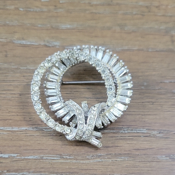 Elegant Vintage Silver tone Rhinestone Crystal Brooch with bow look - Picture 1 of 3